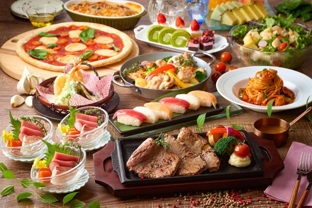 une table contenant de nombreux types de denrées alimentaires différents dans l'établissement Ooedo Onsen Monogatari Gero Bekkan, à Gero