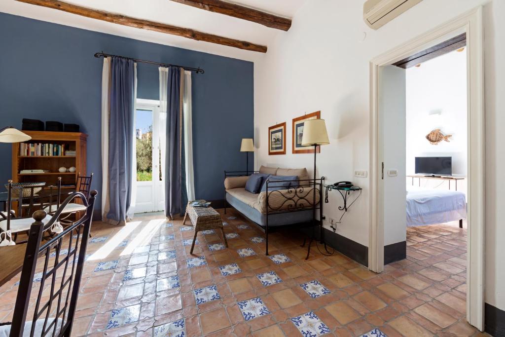 - une chambre avec des murs bleus, un lit et une table dans l'établissement Relais Regina Giovanna, à Sorrente