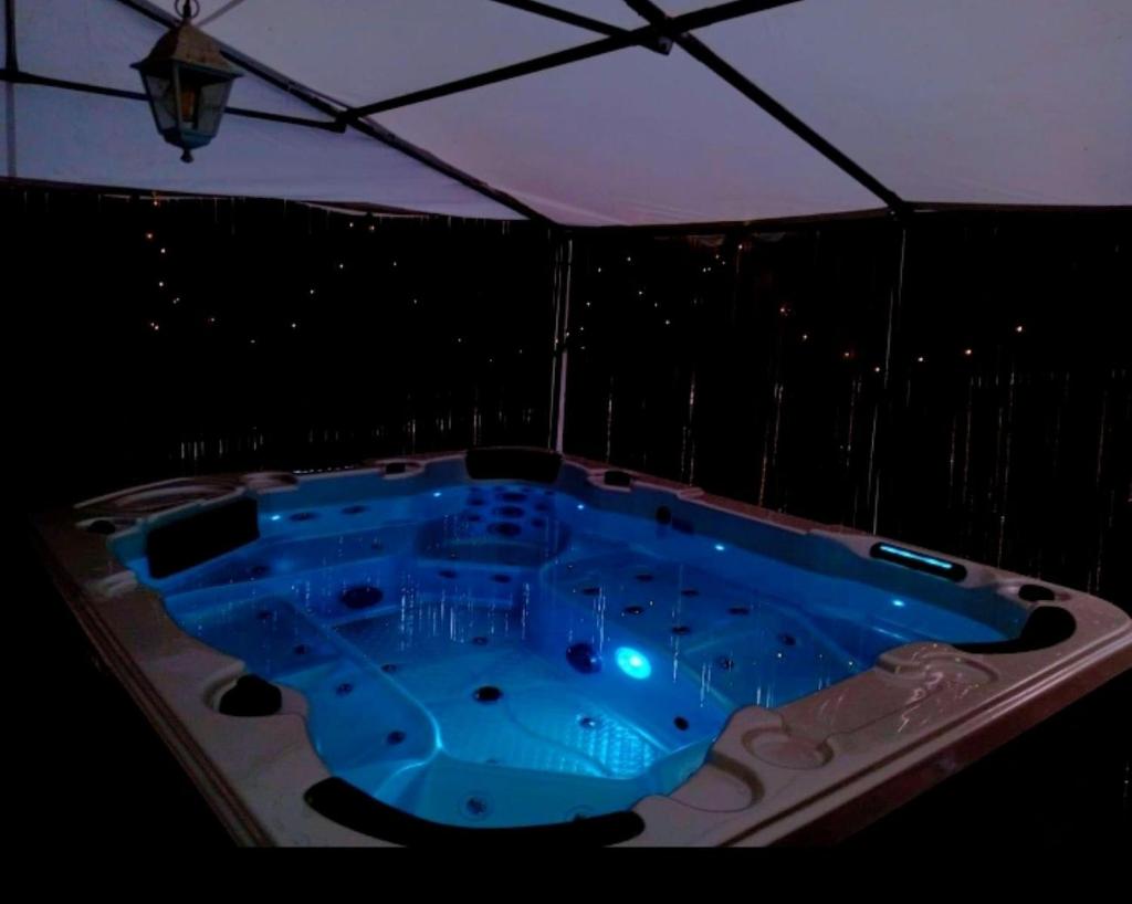 un bain à remous sur un balcon la nuit dans l'établissement VILLA STRAVANATA - Large Pool, Car and Large Whirlpool Jacuzzi, à San Gregorio