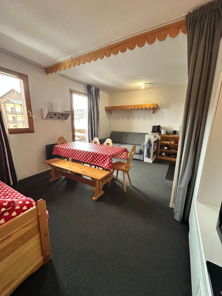 un salon avec un canapé et une table dans l'établissement Studio 4 à 5 personnes - Les balcons de Sirius RISOUL, à Risoul