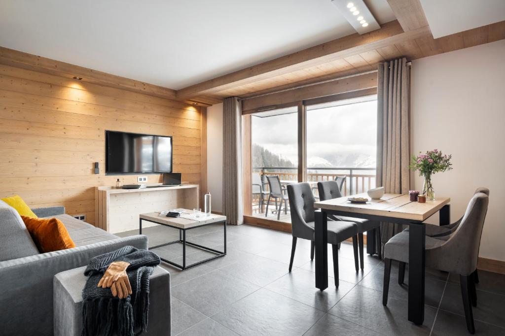 un salon avec un canapé et une table dans l'établissement MGM Hôtels & Résidences - Résidence Manaka, à Aime La Plagne 47 autres photos