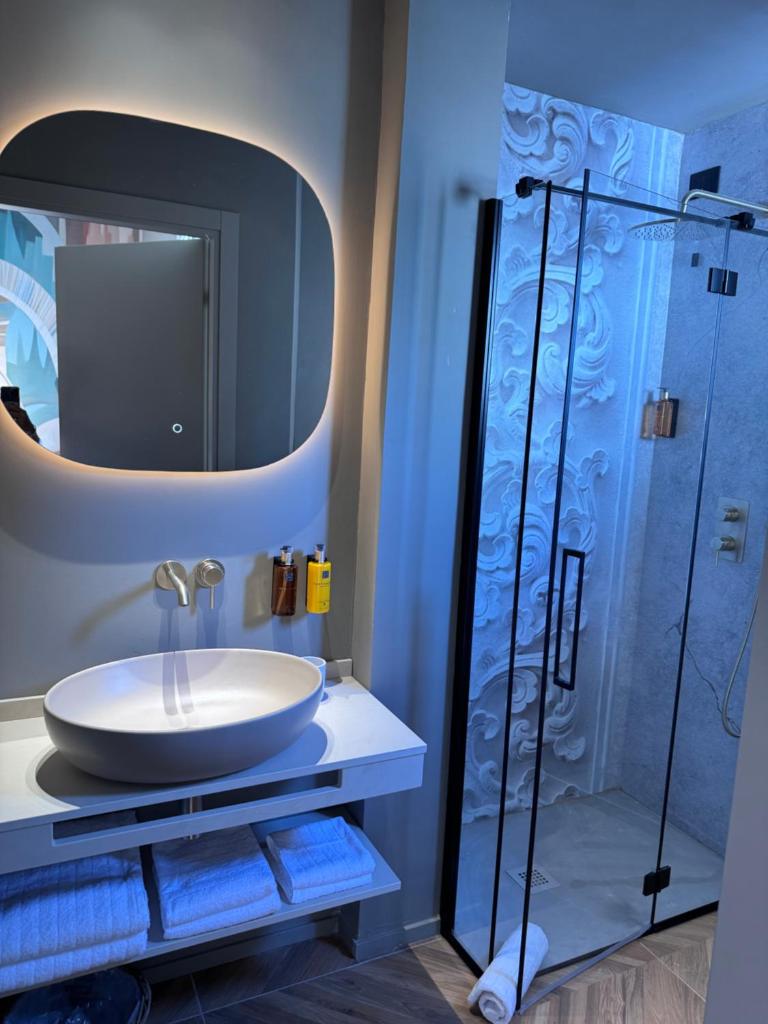 une salle de bain avec un lavabo et une douche dans l'établissement Rock Crystal Boutique Hotel, à Gabicce Mare 28 autres photos