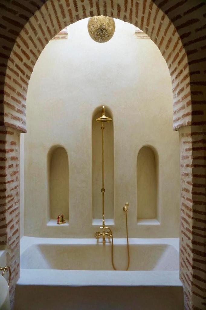 une arche avec une baignoire dans une pièce dans l'établissement Riad Tzarra, à Marrakech 22 autres photos