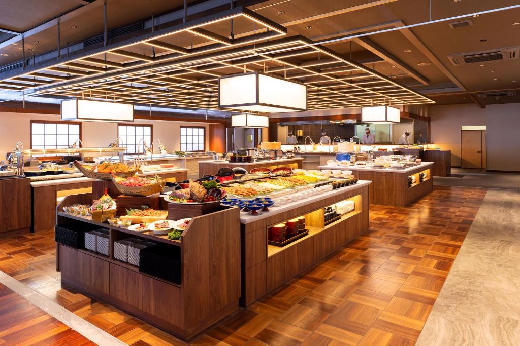 une grande cuisine avec beaucoup de nourriture exposée dans l'établissement Ooedo Onsen Monogatari Premium Ito Hotel New Okabe, à Itō