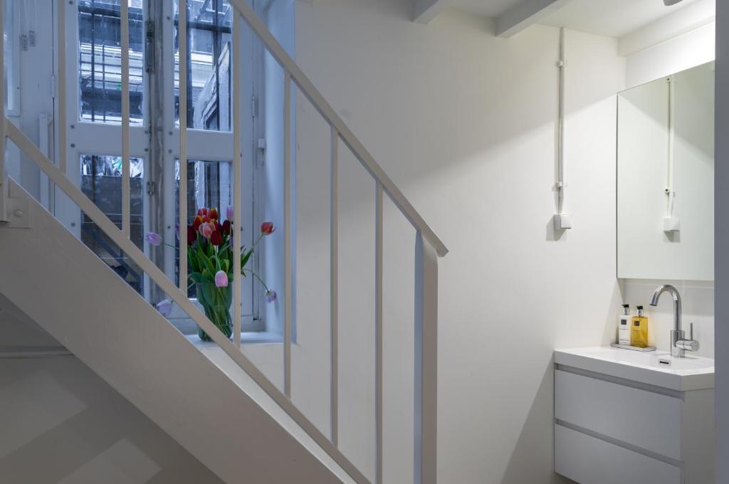 Luxury Flower Market Apartment 3