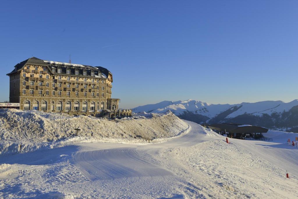 un bâtiment au sommet d'une montagne enneigée dans l'établissement Villages Clubs du Soleil - SUPERBAGNERES, à Superbagnères