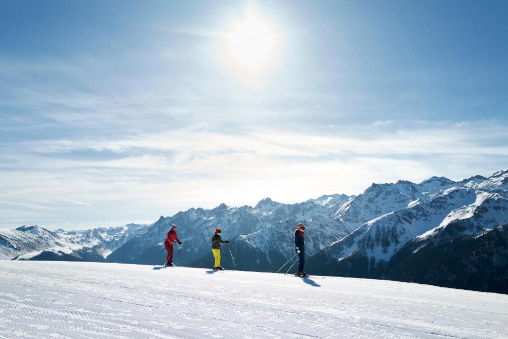 un groupe de trois personnes skier sur une montagne enneigée dans l'établissement Villages Clubs du Soleil - SUPERBAGNERES, à Superbagnères