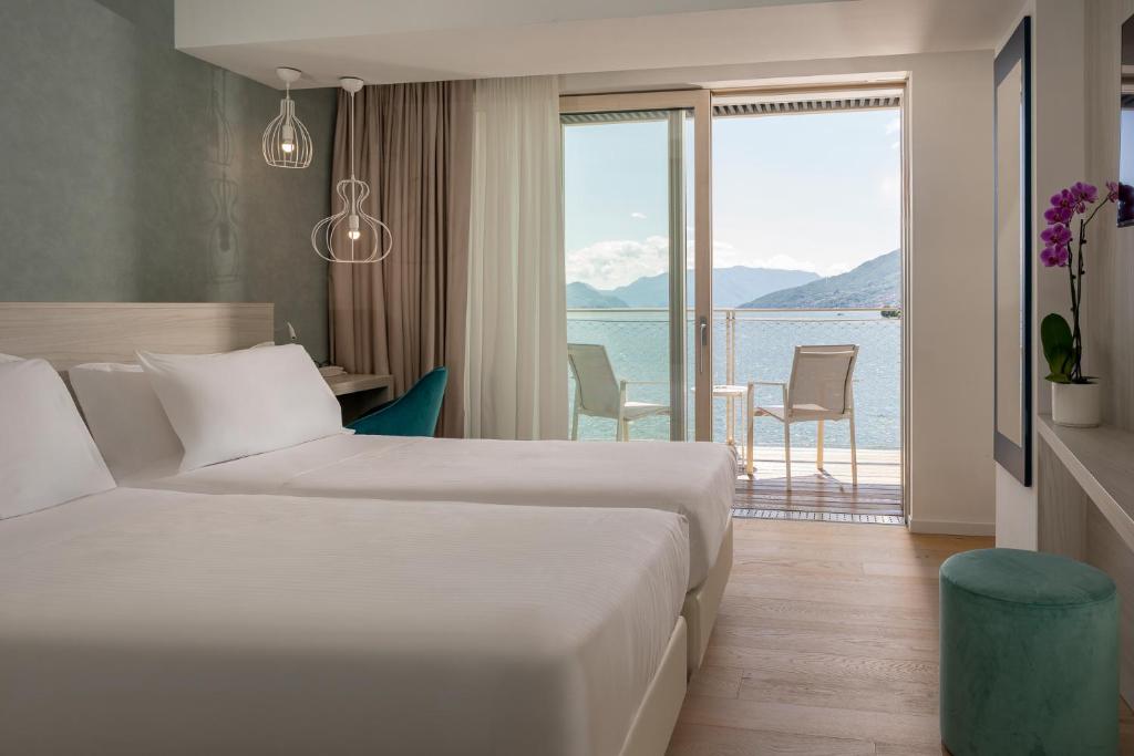 Cette chambre d'hôtel comprend 2 lits et offre une vue sur l'eau. dans l'établissement Hotel Regina, à Gravedona 168 autres photos