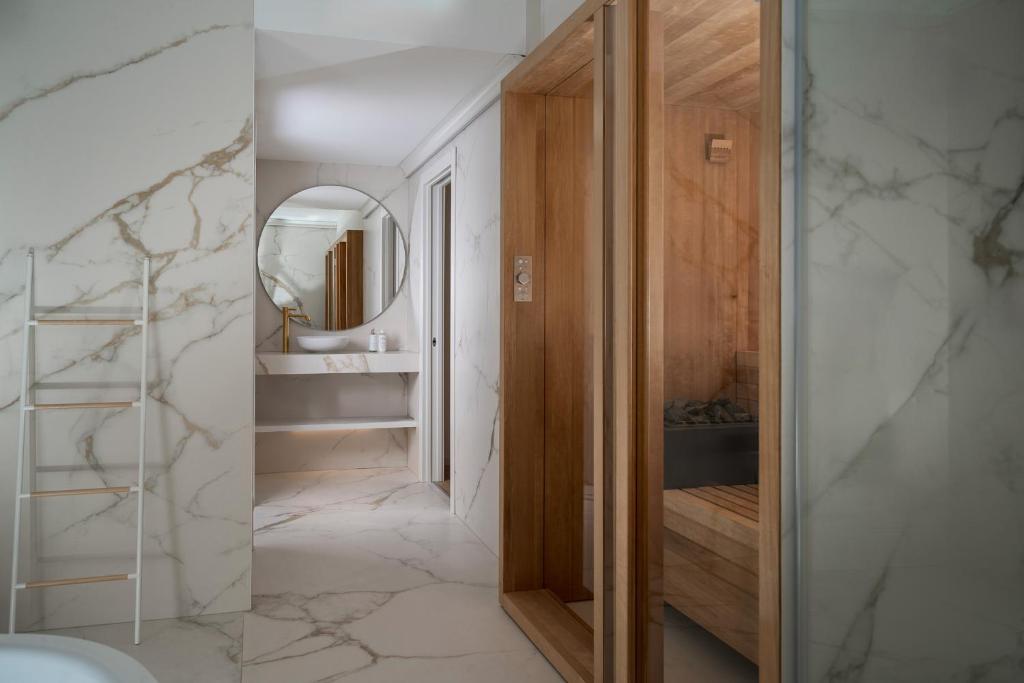 La salle de bains est pourvue d'un miroir et d'un dressing. dans l'établissement Hotel Regina, à Gravedona