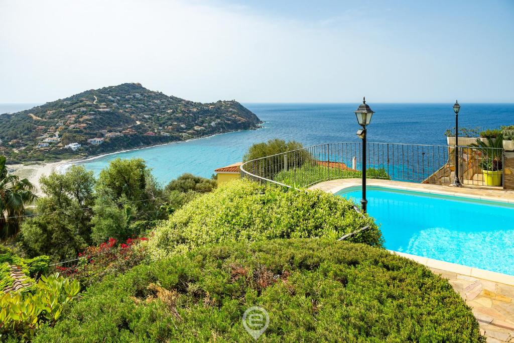 Cette villa dispose d'une piscine et offre une vue sur l'océan. dans l'établissement Aqua Vista Escape, à Marongiu