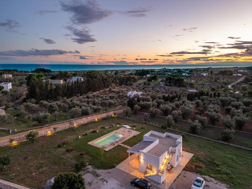 une vue aérienne d'une maison avec piscine dans l'établissement Villa Incantesimo, à Marina di Pescoluse
