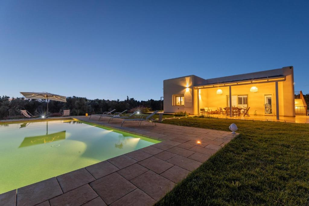 une maison avec une piscine dans la cour dans l'établissement Villa Incantesimo, à Marina di Pescoluse