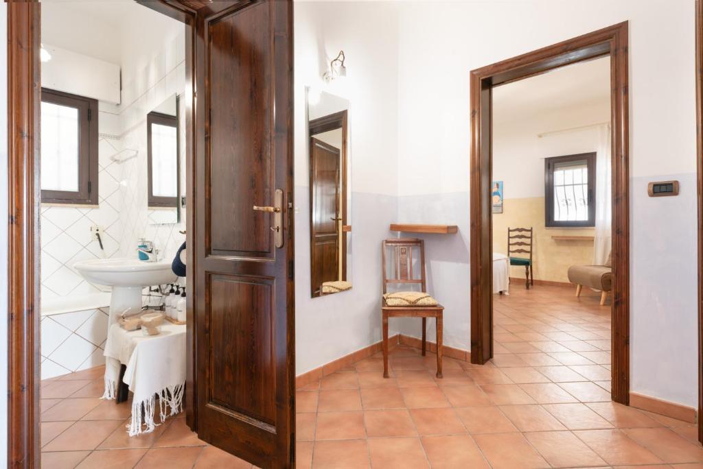 une salle de bain avec un lavabo et un miroir dans l'établissement Villa Li Munti con piscina, à Marina di Leuca