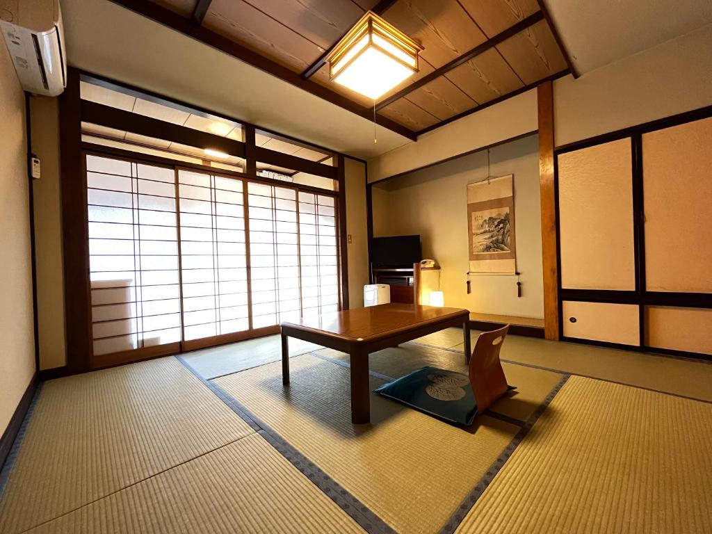 un salon avec une table et une fenêtre dans l'établissement Taiyokan, à Minakami