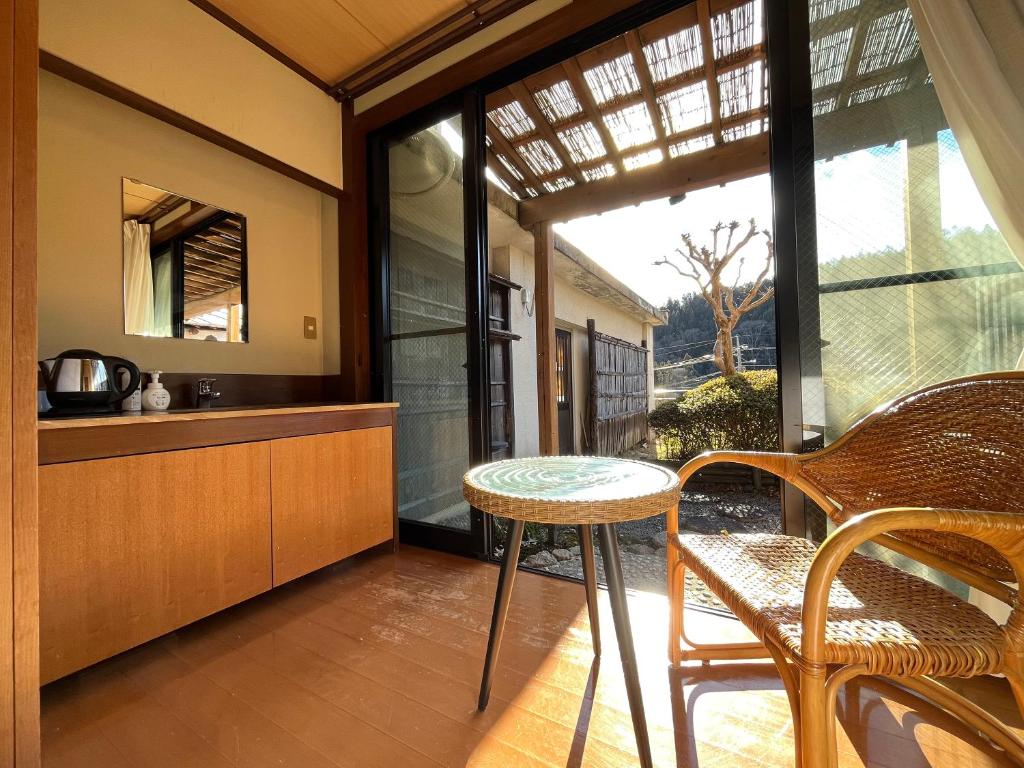 une cuisine avec une table et des chaises et une fenêtre dans l'établissement Taiyokan, à Minakami