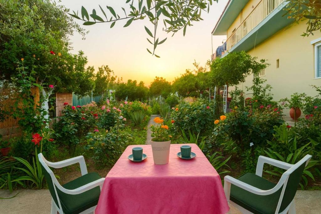 Summer Rose Garden Getaway - A step to the Beach 5