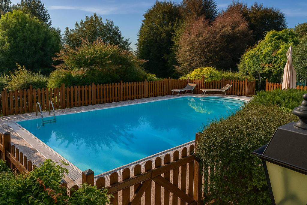 une piscine avec une clôture en bois dans l'établissement Green Hill Property, à Besozzo