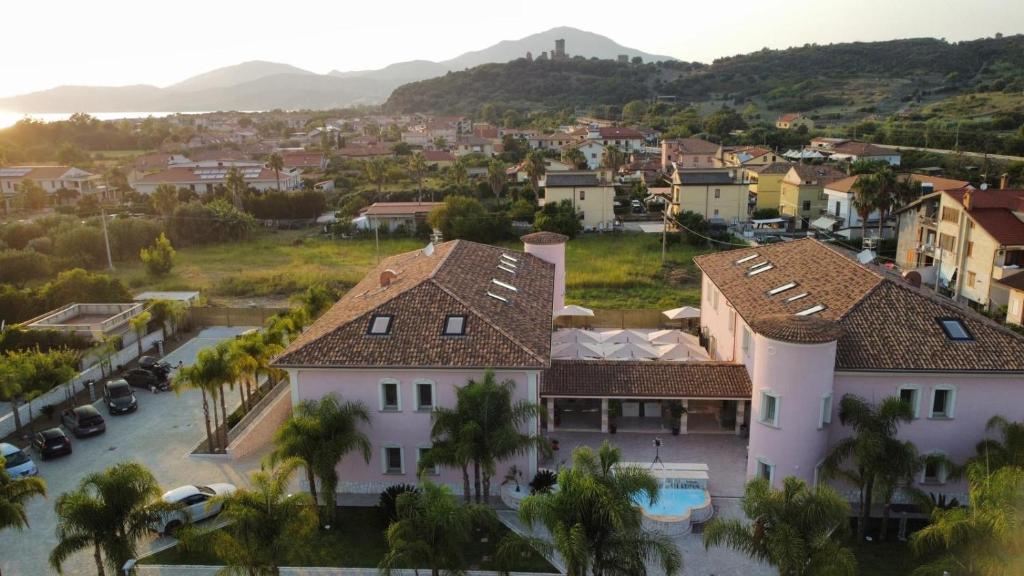 une vue aérienne d'une maison avec des palmiers dans l'établissement Hotel Chiaro di Luna, à Marina di Ascea