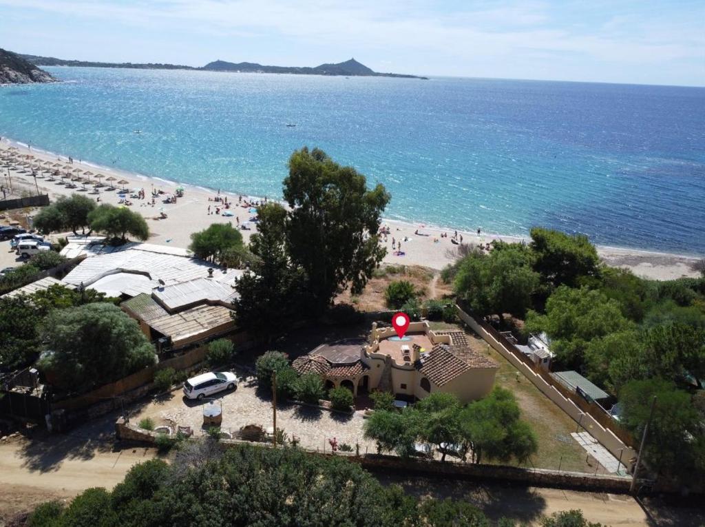 Villa dei Pirati, sulla spiaggia di Campus