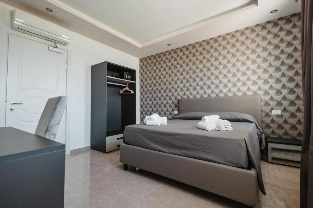 une chambre avec un lit avec deux serviettes dessus dans l'établissement Hotel Chiaro di Luna, à Marina di Ascea