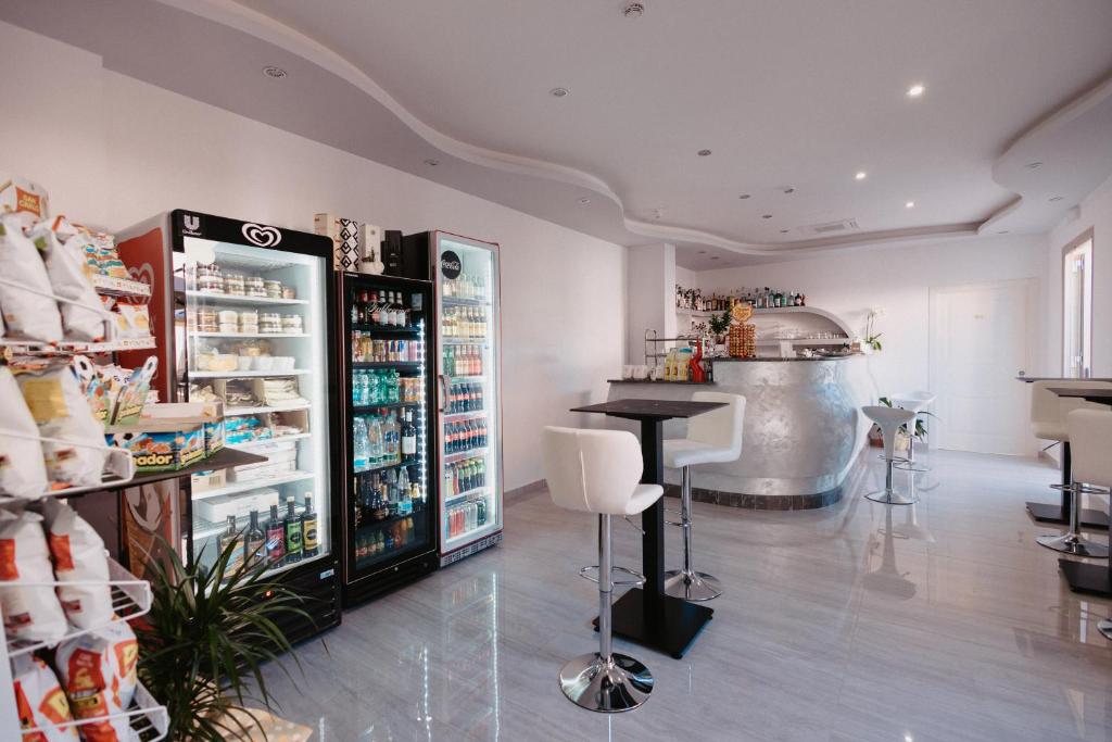 un restaurant avec un comptoir et un réfrigérateur pour boissons dans l'établissement Hotel Chiaro di Luna, à Marina di Ascea
