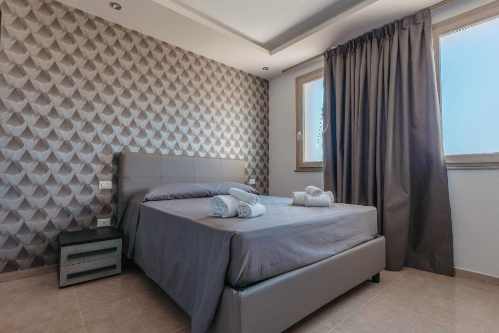 une chambre avec un lit avec deux serviettes dessus dans l'établissement Hotel Chiaro di Luna, à Marina di Ascea