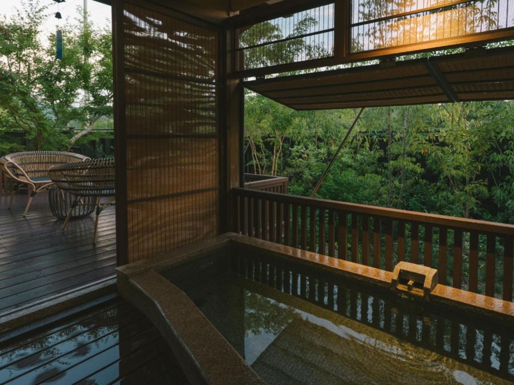 une maison avec piscine sur une terrasse en bois dans l'établissement Ujosouan, à Kyōtango