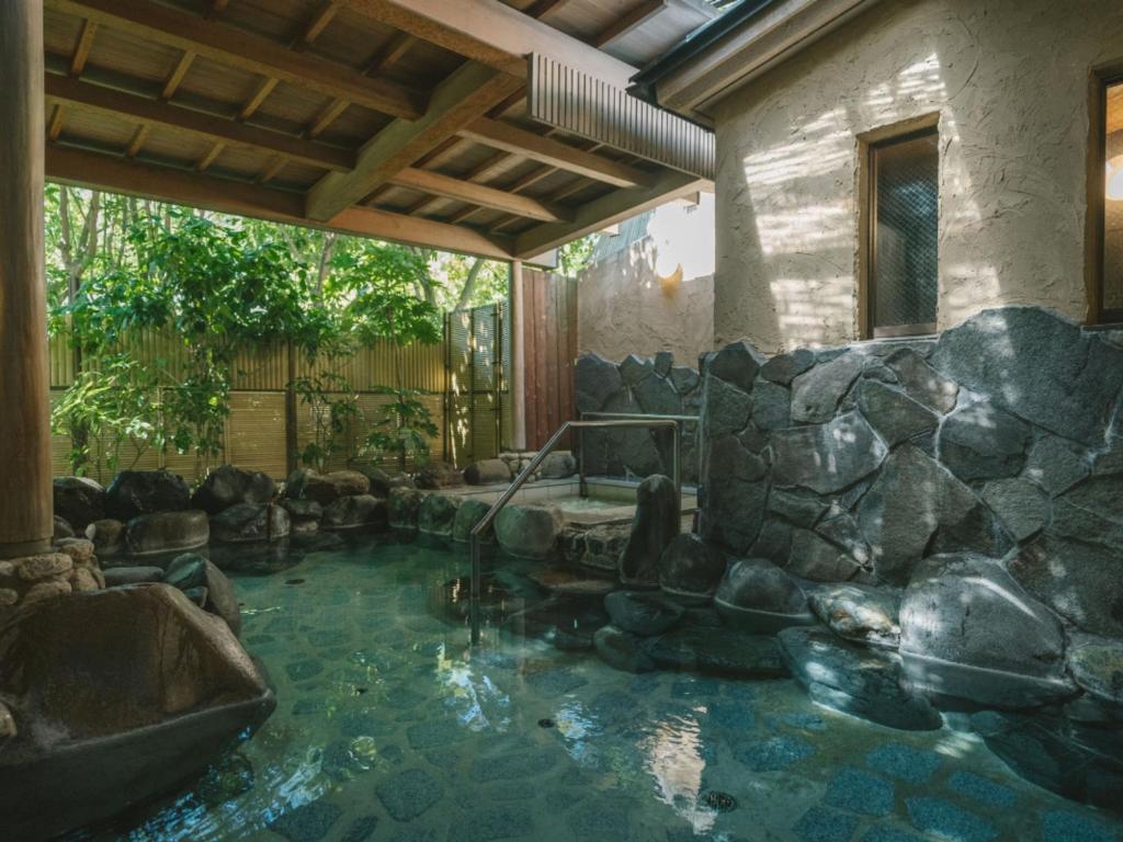 Cette chambre dispose d'un mur en pierre et d'une piscine d'eau. dans l'établissement Ujosouan, à Kyōtango 60 autres photos