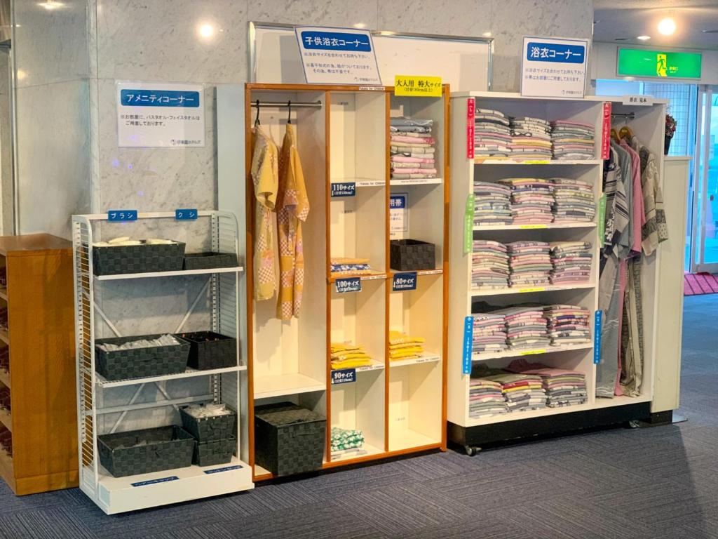 un magasin avec deux réfrigérateurs dans une pièce dans l'établissement Nishiizu Matsuzaki Itoen Hotel, à Matsuzaki