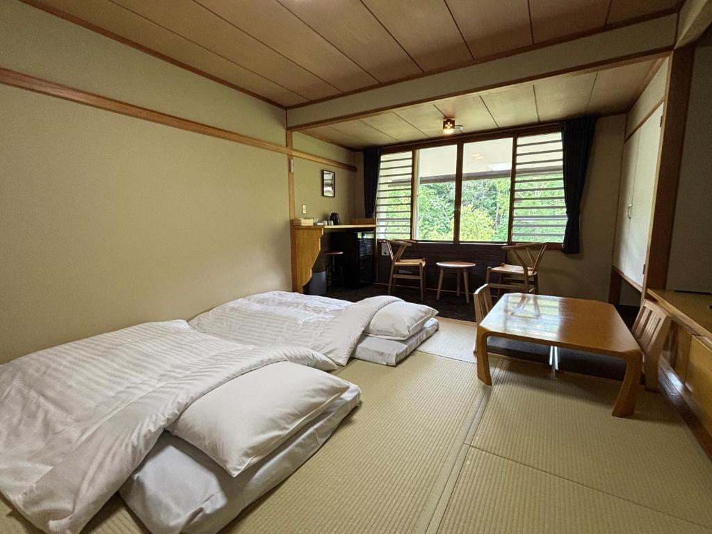 une chambre avec deux lits et une table dans l'établissement Club Wyndham Shirakabaso Shigakogen, à Yamanouchi 66 autres photos
