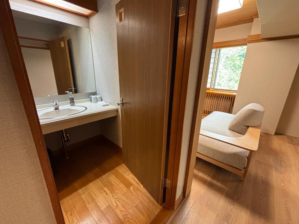 une salle de bain avec un lavabo et un miroir dans l'établissement Club Wyndham Shirakabaso Shigakogen, à Yamanouchi