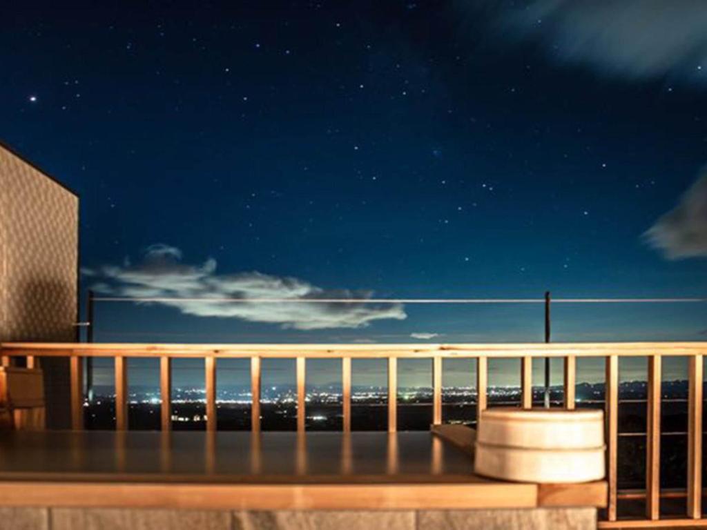 - une vue sur l'océan depuis le balcon la nuit dans l'établissement Wakaki Ryokan - Nasu Yumoto Onsen, à Nasu 26 autres photos