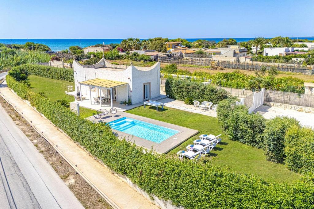 une vue aérienne d'une maison avec piscine dans l'établissement Villa Indaco by Villa Plus, à Santa Maria Del Focallo 23 autres photos