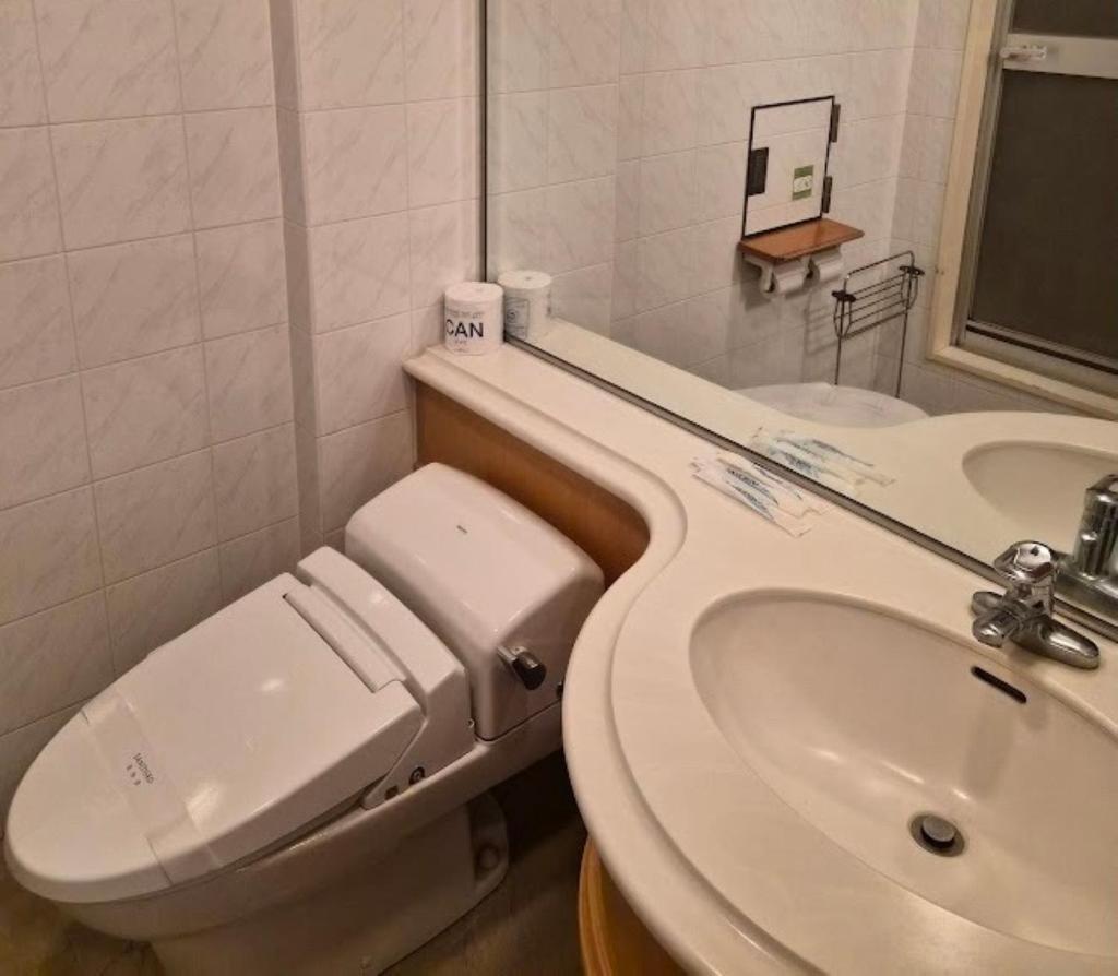 une salle de bain avec des toilettes blanches et un lavabo dans l'établissement Hotel Fukiageso, à Kagoshima 43 autres photos