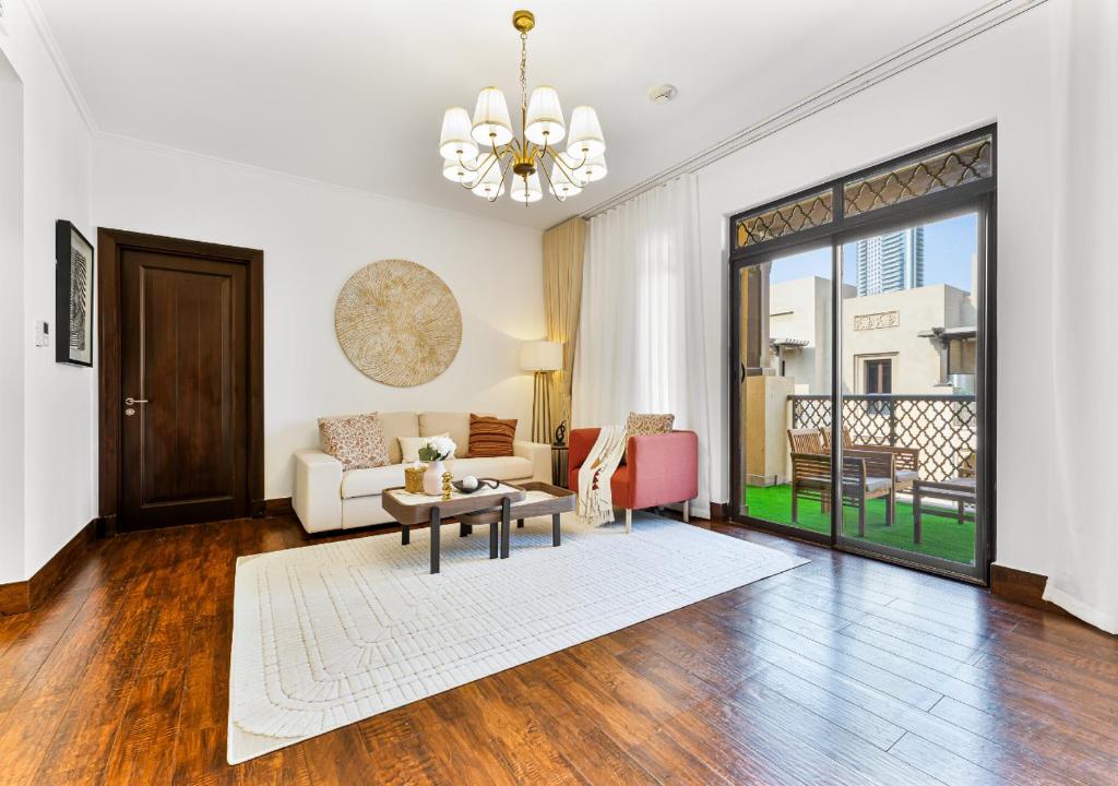 2BR Downtown Dubai 5 Min Walk to Dubai Mall & Burj