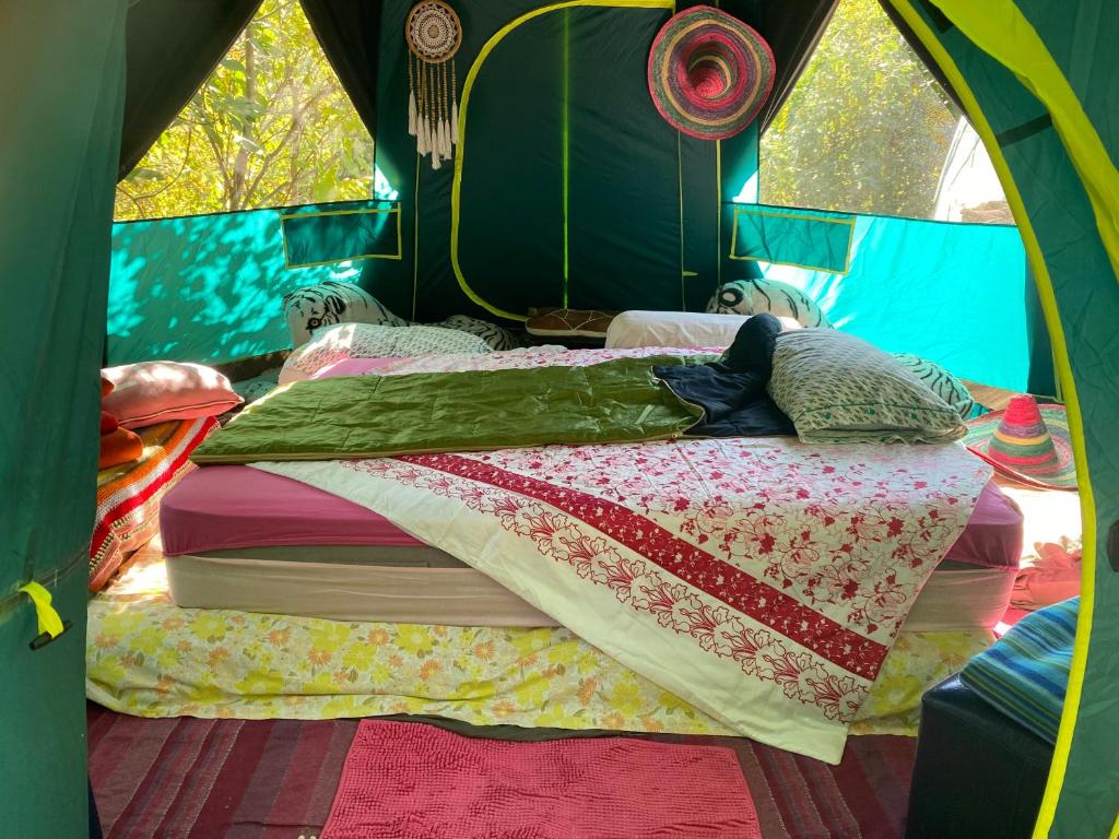 une chambre avec un lit dans une tente dans l'établissement Tente pause rando, à Roquestéron