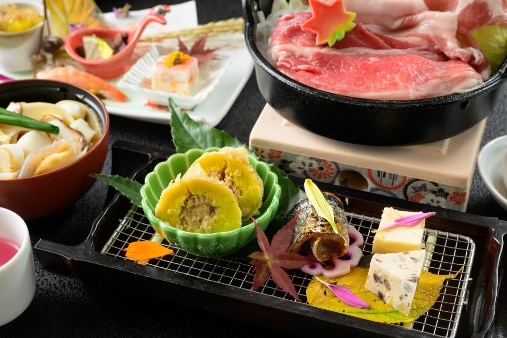 une table recouverte d'un plateau de nourriture avec des sushis dans l'établissement Fukuichi, à Shibukawa 153 autres photos