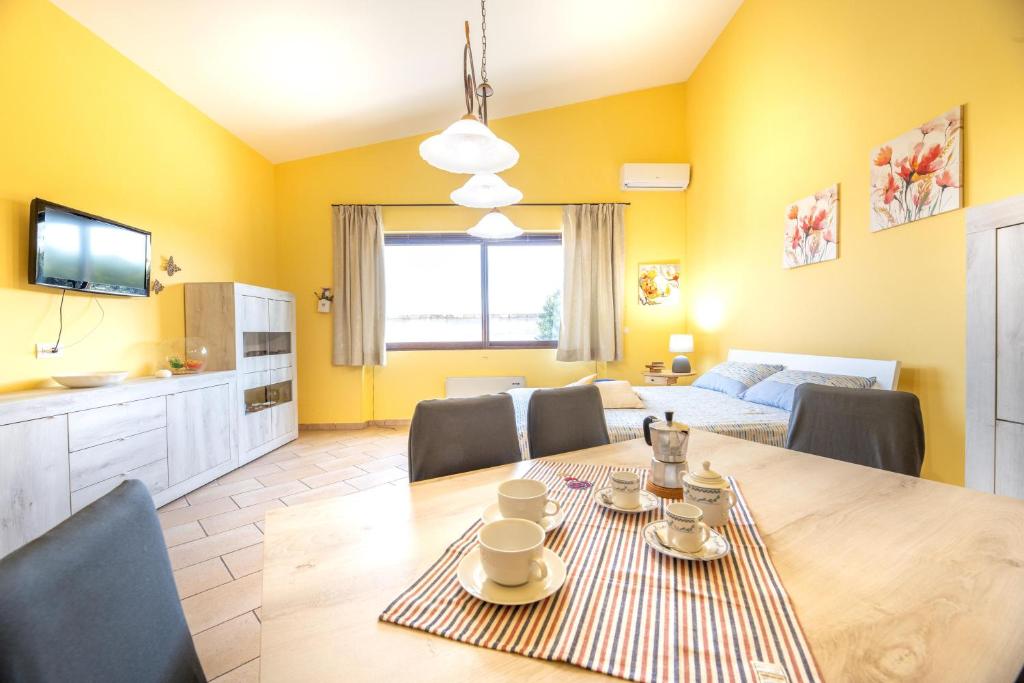 - une salle à manger et un salon avec une table à manger dans l'établissement Villa Esmeralda, à Taviano