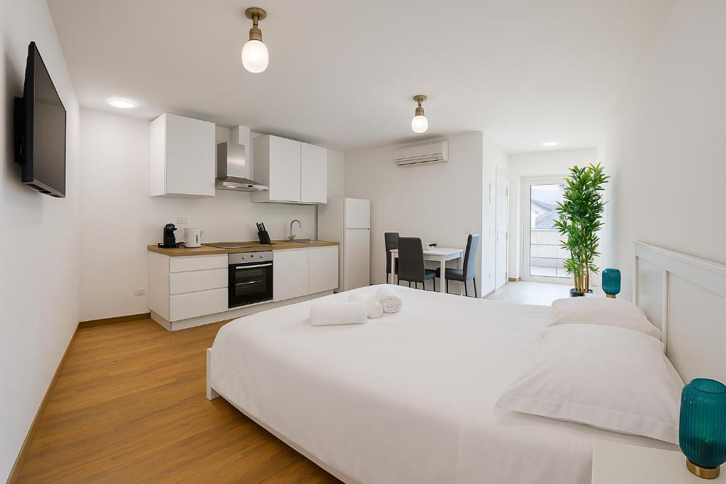 Historic Center Suite - Balcony, Air Conditioning & Fast Free Wi-Fi 4