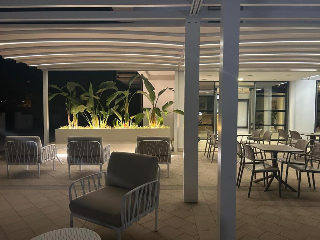- un restaurant avec des chaises, des tables, une table et des chaises dans l'établissement Elaia Garden Hotel, à Sperlonga