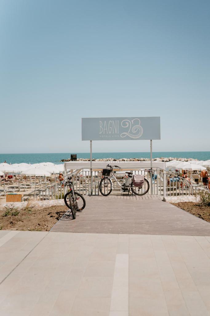 un vélo garé à côté d'un panneau à la plage dans l'établissement Eden Hotel, à San Salvo 34 autres photos