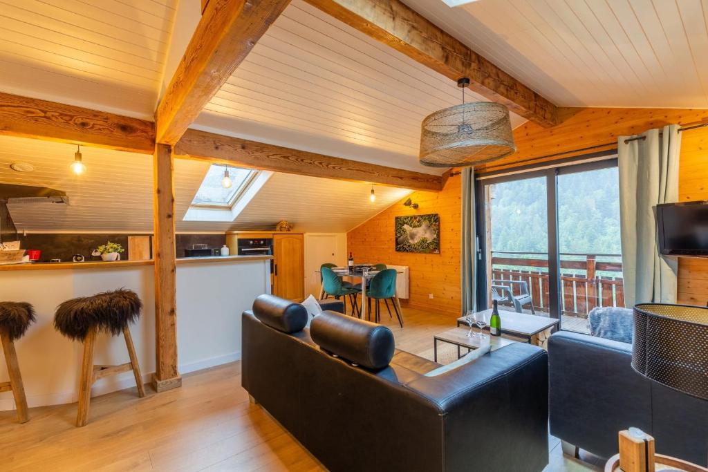 un salon avec un canapé et une table dans l'établissement Cozy apartment in the village center, à Saint-Jean-de-Sixt