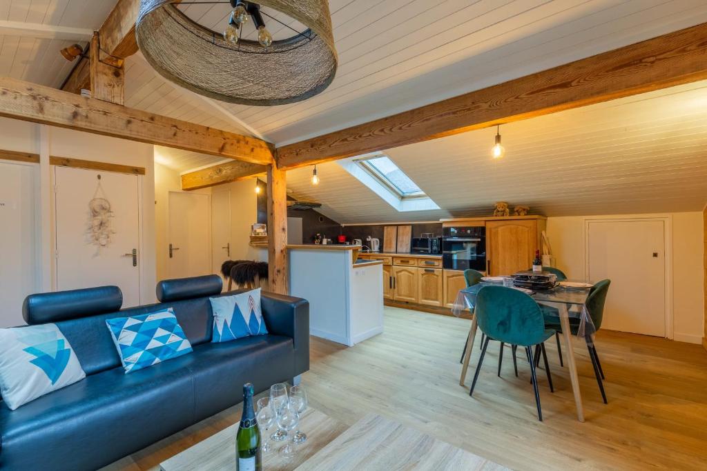 un salon avec un canapé et une table dans l'établissement Cozy apartment in the village center, à Saint-Jean-de-Sixt