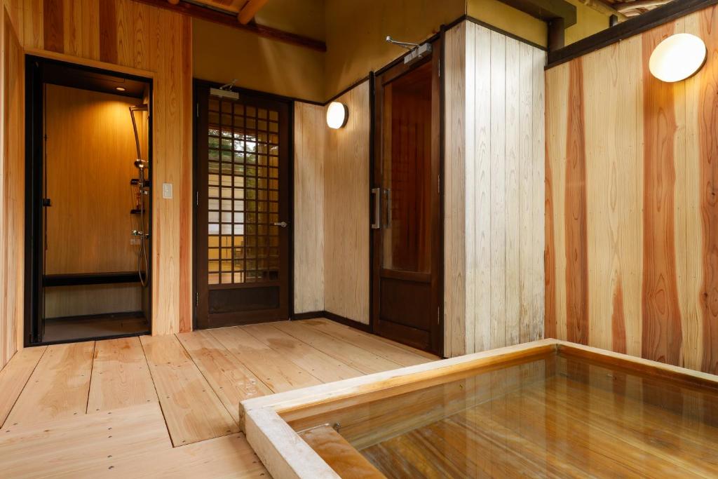 Cette chambre vide est dotée de parquet et de portes. dans l'établissement Ginsuisou Choraku, à Kobe