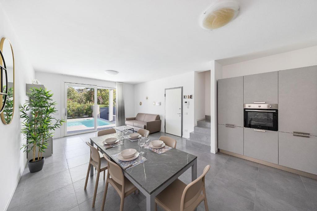 une cuisine et une salle à manger avec une table et des chaises dans l'établissement Villa Prestige, à Sirmione
