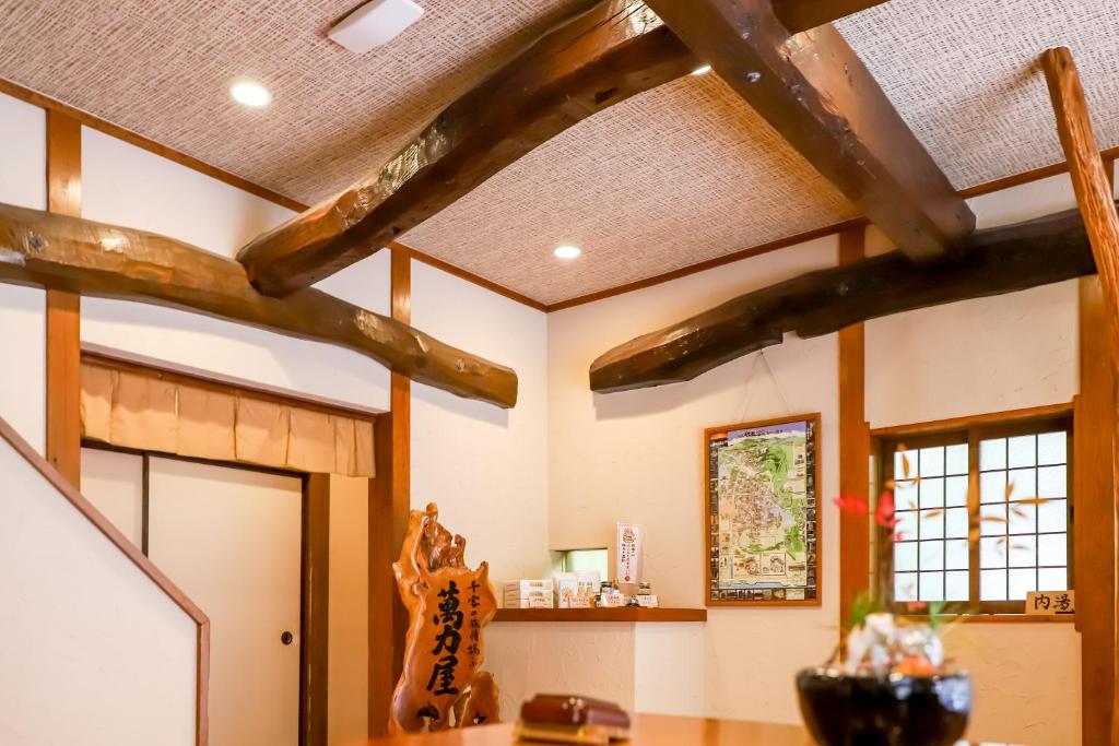 Cette chambre est dotée de poutres apparentes au plafond. dans l'établissement 別府鉄輪温泉 萬力屋manrikiya, à Beppu
