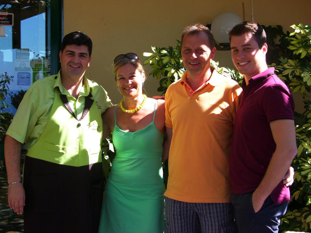 Un groupe de trois hommes et une femme posant une photo dans l'établissement Locanda Degli Agrumi, à Conca dei Marini