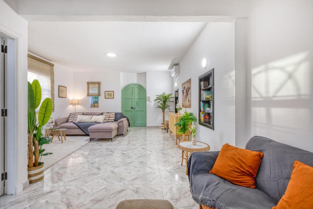 Luxury Villa Sea Views Heart of St Julians 8
