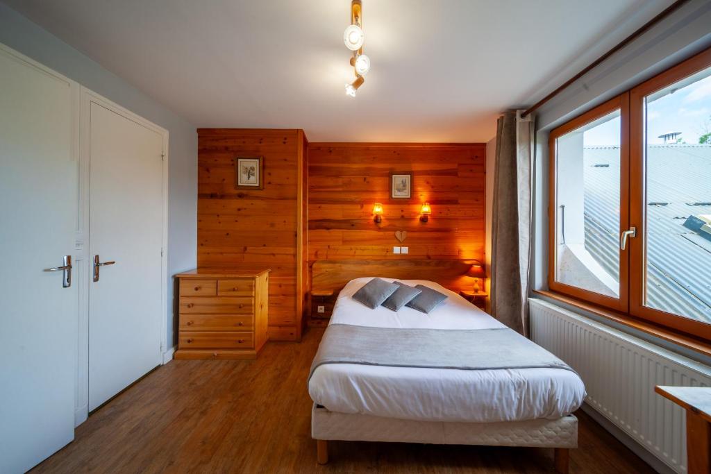 une chambre avec un lit et une fenêtre dans l'établissement Auberge des Montauds - Hôtel & Restaurant, à Villard-de-Lans