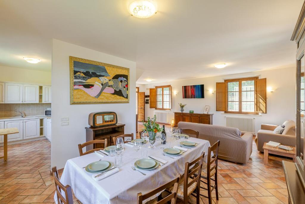 une salle à manger avec une table et un salon dans l'établissement Casa Baiocco, à Città della Pieve